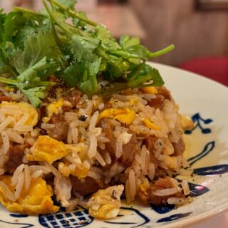 【タイジャスミン米】 八角の効いた甘辛焼豚に ニラをトッピン…